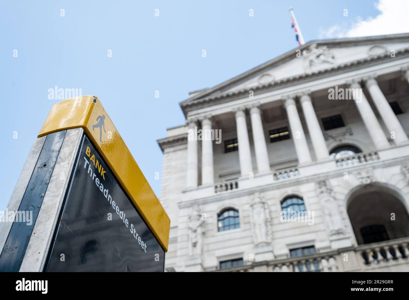 London - Mai 2023: Bank of England in der City of London neben dem Schild Threadneedle Street Stockfoto