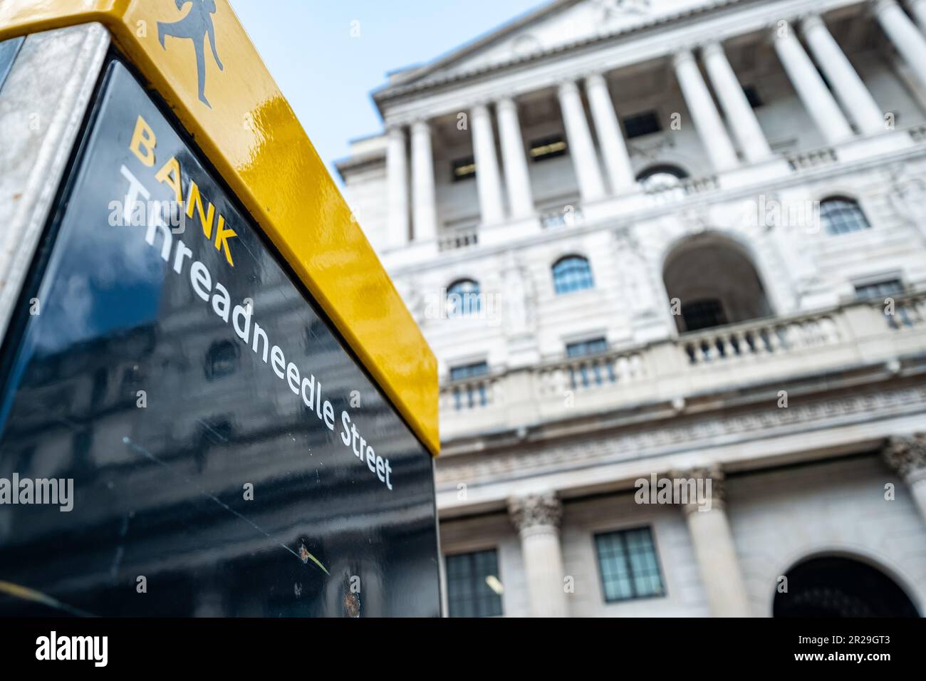 London - Mai 2023: Bank of England in der City of London neben dem Schild Threadneedle Street Stockfoto