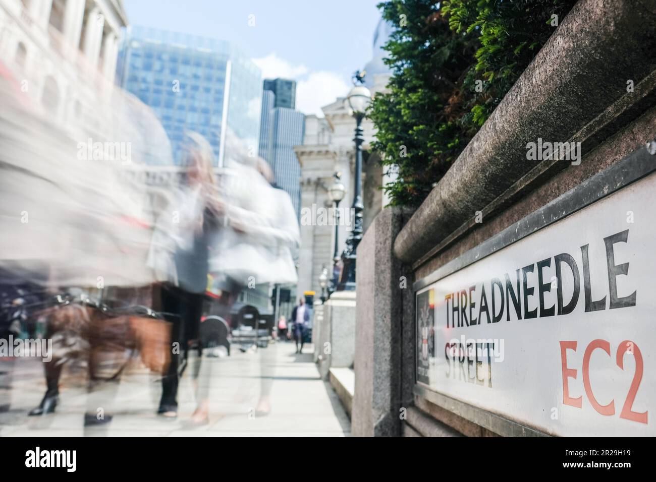 London - Mai 2023: Threadneedle Street Schild vor der Bank von England Stockfoto