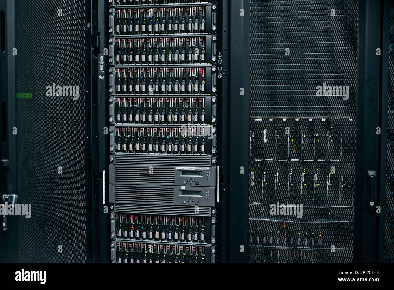 Serverraum, leere oder Hardware-Geräte für Netzwerkverbindungen, Administrationsserver oder Cyber-Sicherheitssystem. IT-Support-Hintergrund, Informationen Stockfoto