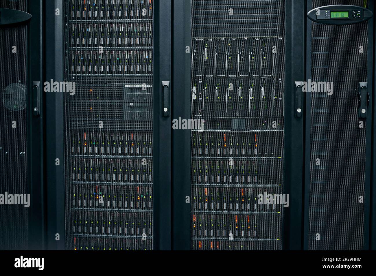 Serverraum, leerer oder Hardware-Rechner für Netzwerkverbindung, Administrationsserver oder Cyber-Sicherheitssystem. IT-Support-Hintergrund, Informationen Stockfoto