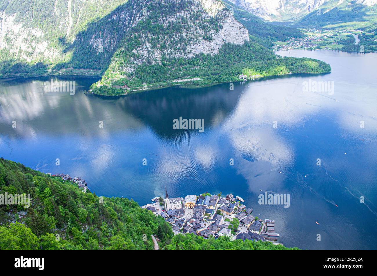 Blick auf Hallstatt, Schloss Grub, Schloss, Schloss und den Hallstattersee am Fluss Traun, 24. Mai 2019. (CTK Photo/Libor Sojka) Stockfoto