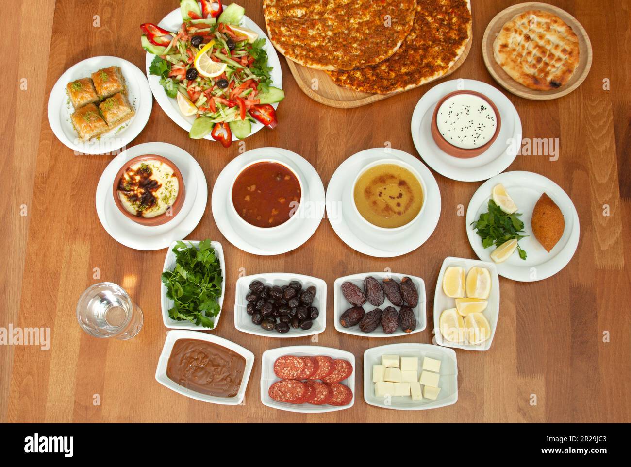 Traditionelle türkische Küche. Verschiedene Gerichte, Suppen und Snacks. Stockfoto