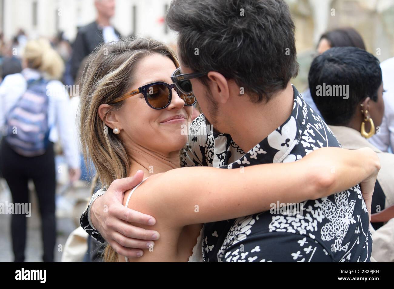 Rom, Italien. 17. Mai 2023. Karissa Lee Traples (L) und Matthew Atkinson (R) besuchen die Seifenoper „Beautiful“ auf der Piazza Navona. Kredit: SOPA Images Limited/Alamy Live News Stockfoto