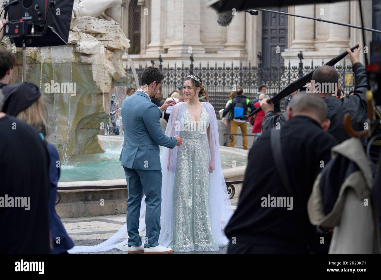 Rom, Italien. 17. Mai 2023. Matthew Atkinson (M) und Annika Noelle (R) besuchen die Seifenoper „Beautiful“ auf der Piazza Navona. Kredit: SOPA Images Limited/Alamy Live News Stockfoto