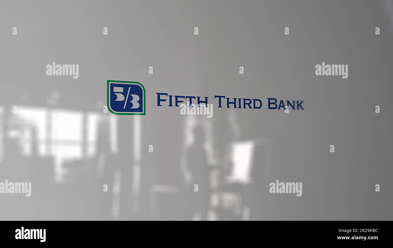 18. 2023. März, Cincinnati. Das Logo der Fifth Third Bank auf einem Bildschirm. Eine Wand aus Bildschirmen mit dem Logo des fünften Drittels. Stockfoto 18. 2023. März, Cincinnati. Das Logo der Fifth Third Bank auf einem Bildschirm. Eine Wand aus Bildschirmen mit dem Logo des fünften Drittels. Stockfoto