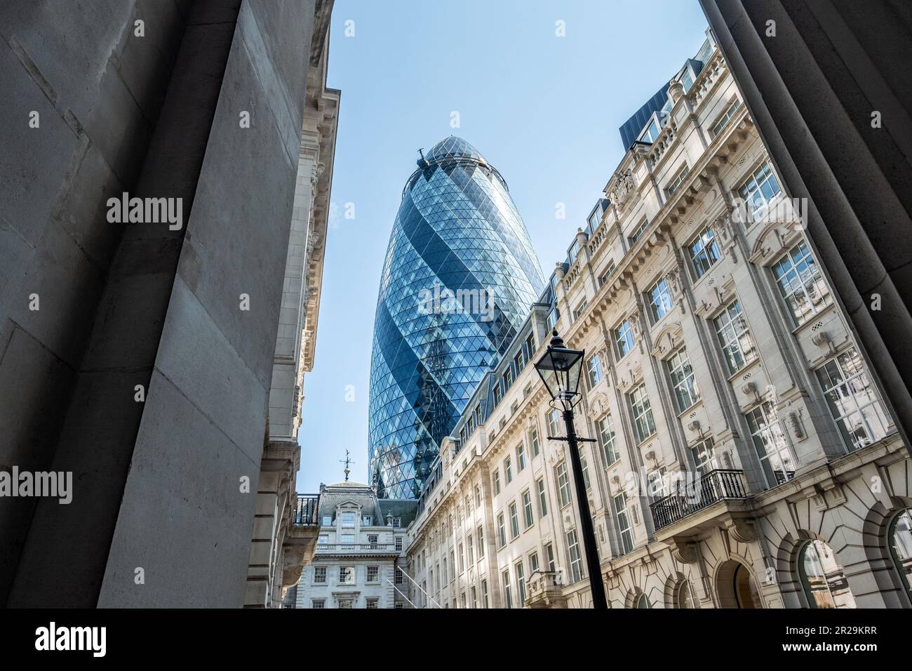 London - Mai 2023: 30 St Mary Axe alias Gherkin Building in der Stadt London Stockfoto