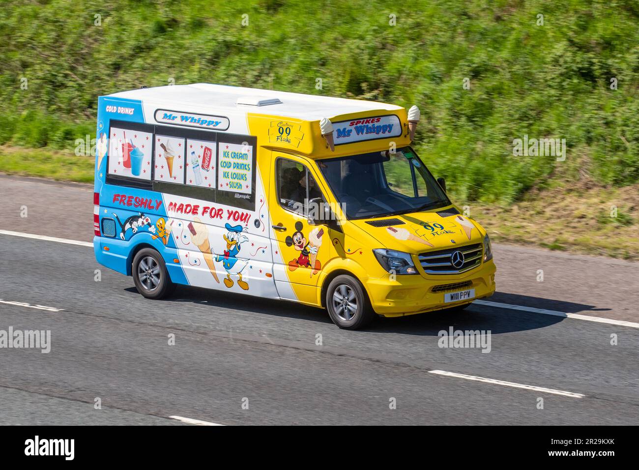 2014 Mercedes Benz Sprinter 313Cdi Ice Cream Van LCV Panel Van Diesel 2143cc; Fahrt auf der Autobahn M61 UK Stockfoto