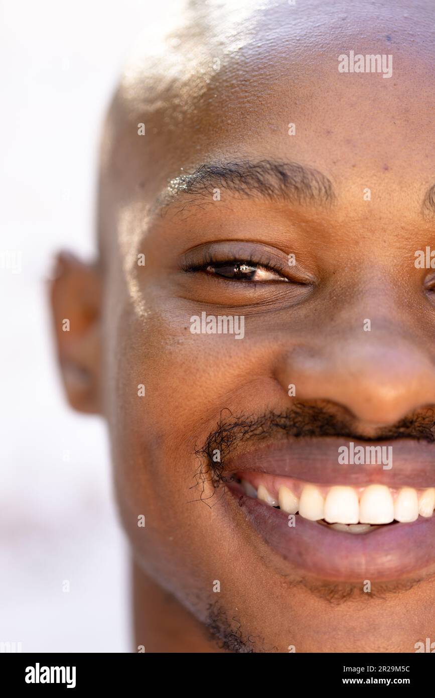 Abgeschnittenes Gesicht eines afroamerikanischen jungen Mannes, der lächelt, Kopierraum Stockfoto