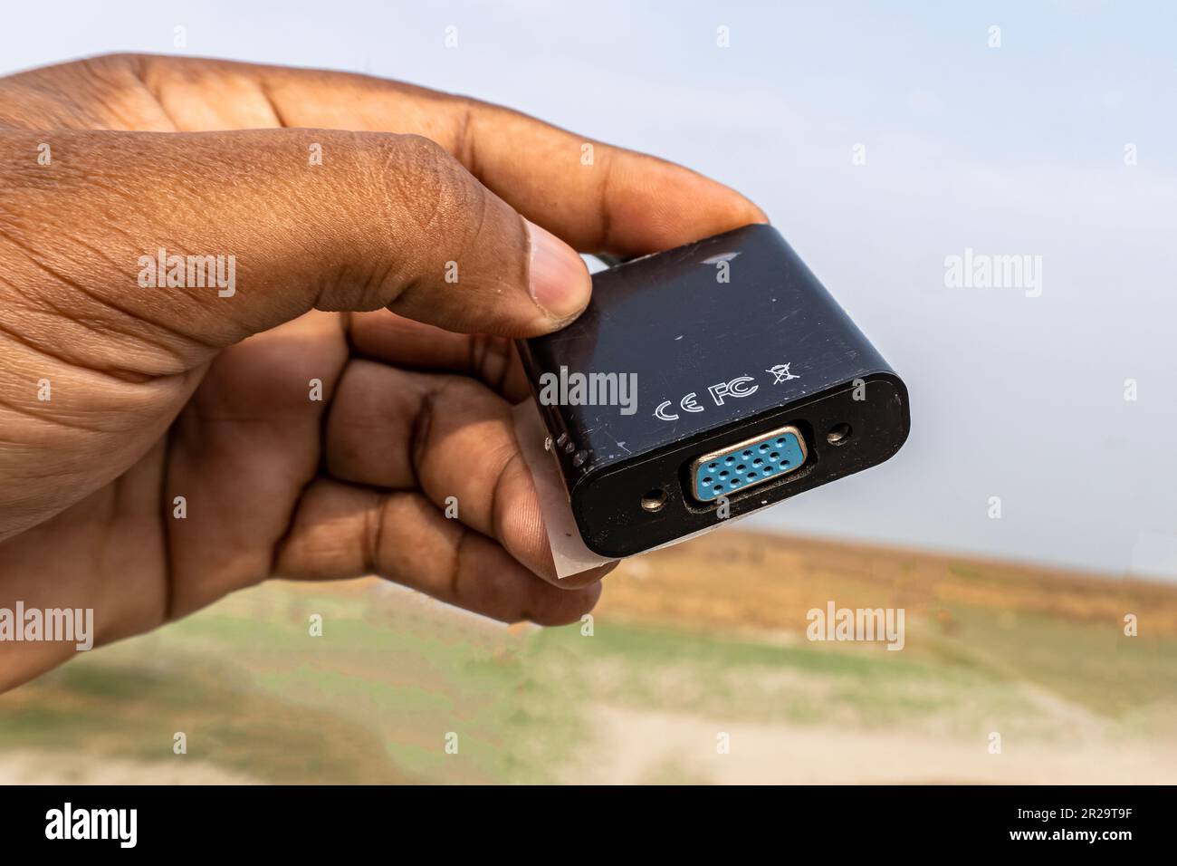 Nahaufnahme weiblicher vga-Anschluss mit der Hand zum Daten- oder videoübertragungs-pc zum Monitor mit natürlichem Hintergrund. Stockfoto