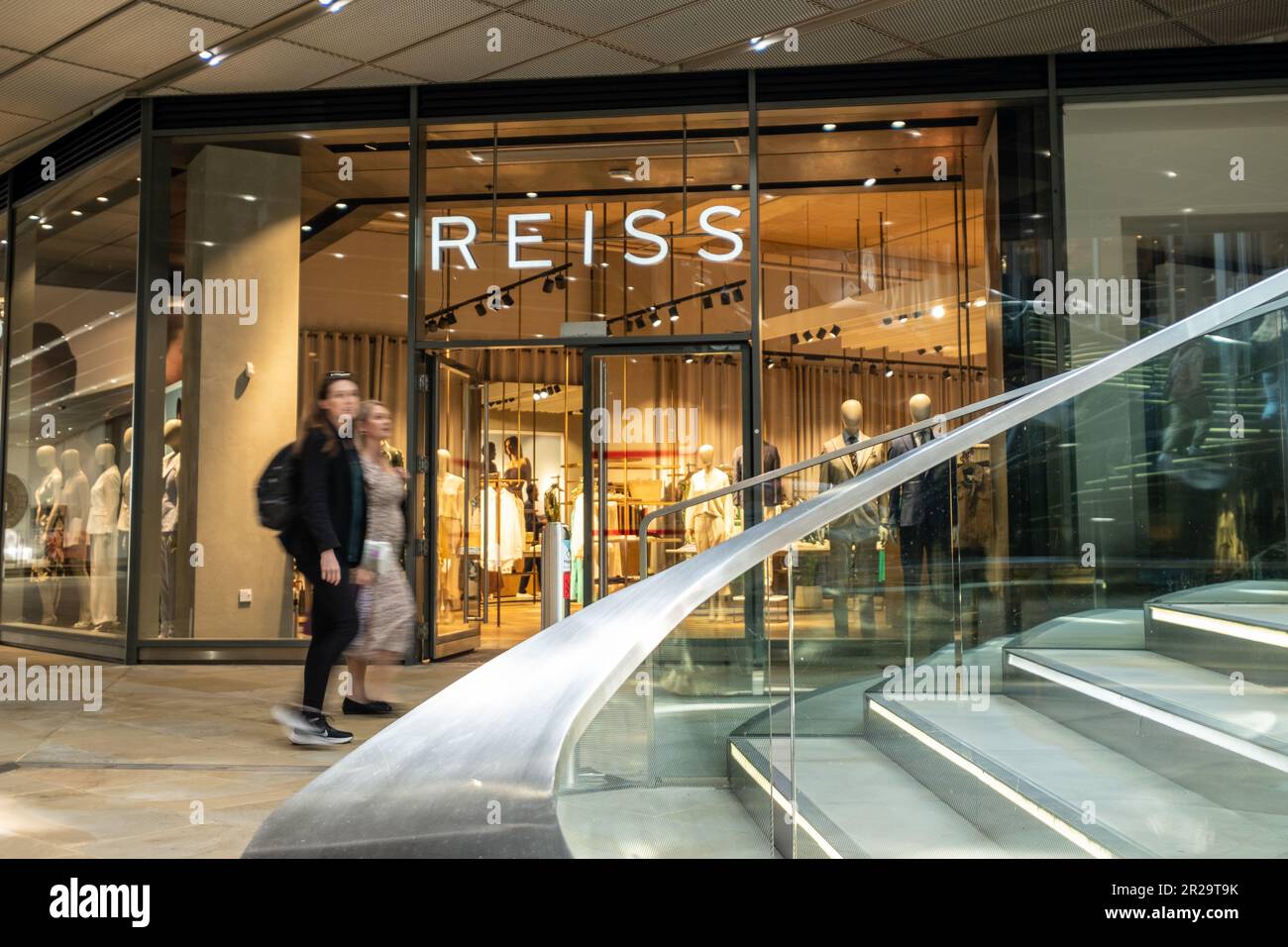 London - Mai 2023: Reiss Shop in One New Change Stockfoto