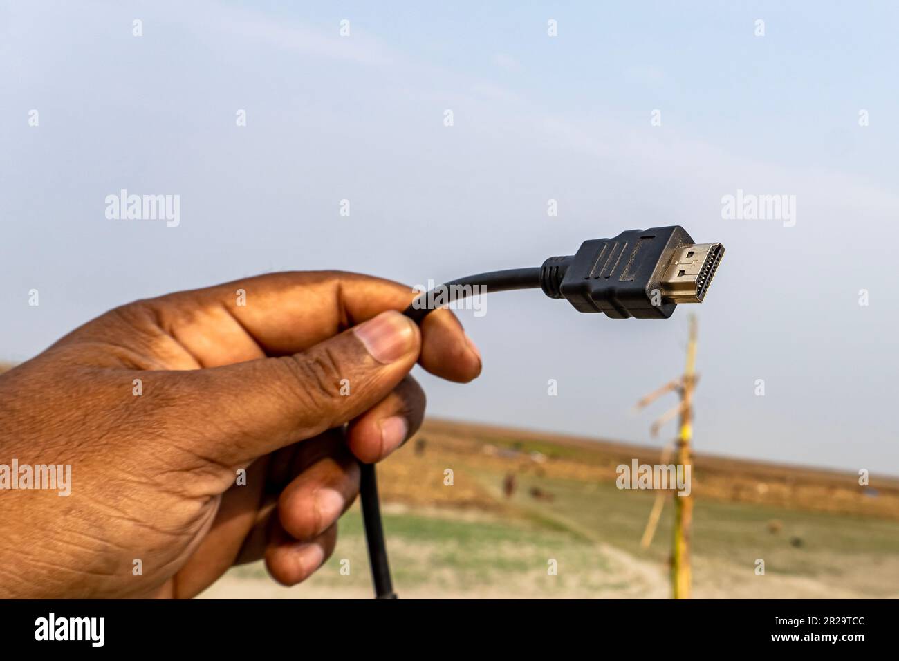HDMI-Anschluss mit vorliegendem Kabel und natürlichem Hintergrund. Stockfoto