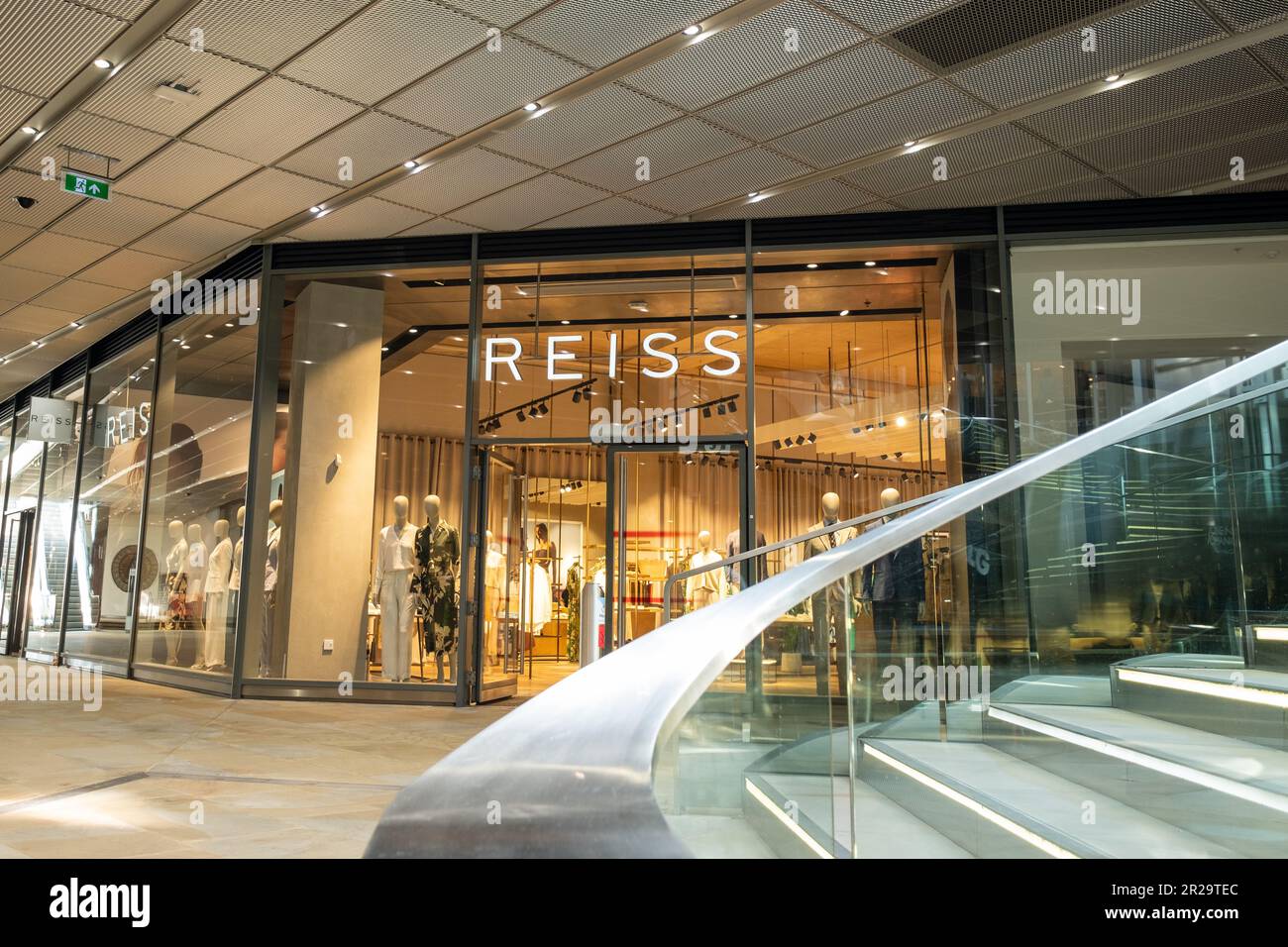 London - Mai 2023: Reiss Shop in One New Change, britischer Modemarke Stockfoto