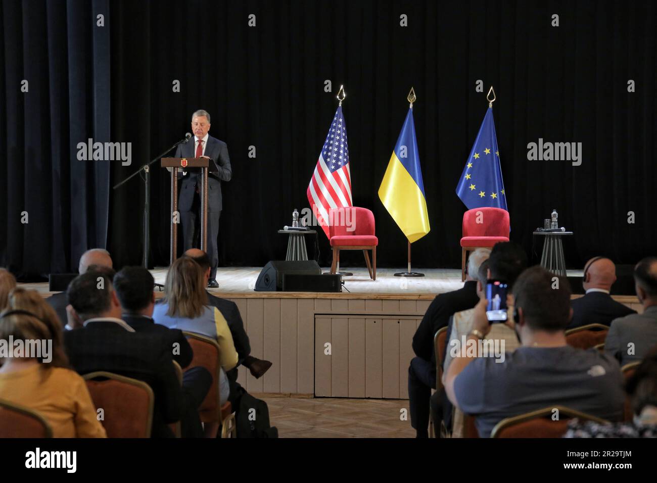 Nicht exklusiv: ODESA, UKRAINE - 17. MAI 2023 - Sonderbeauftragter des US-Außenministeriums für die Ukraine (2017-2019) Kurt Volker spricht währenddessen Stockfoto