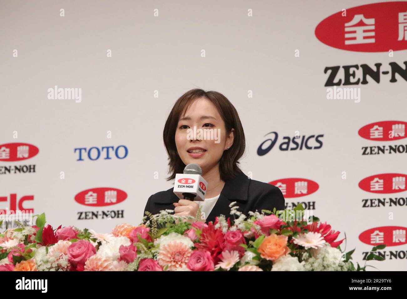 Tokio, Japan. 18. Mai 2023. Die japanische Tischtennismedaillengewinnerin Ishikawa Kasumi spricht auf ihrer Pressekonferenz zum Ruhestand in Tokio, Japan, am 18. Mai 2023. Kredit: Yue Chenxing/Xinhua/Alamy Live News Stockfoto