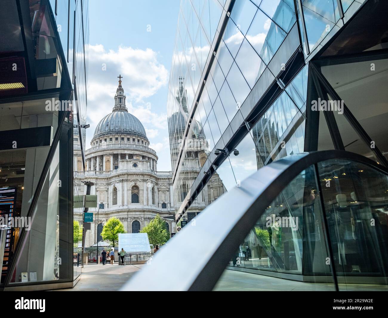 London - Mai 2023: Ein neuer Change-Büro- und Einzelhandelsstandort neben der St Pauls Cathedral in der City of London Stockfoto