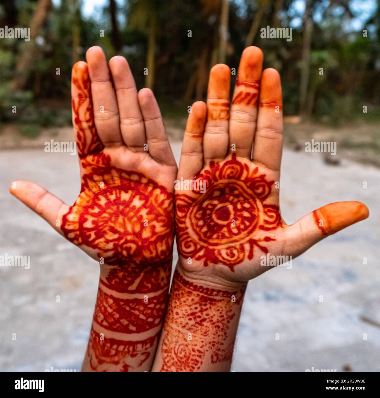 Mehndi auf die Hand des wunderschönen Bangladesch-Mädchens aus nächster Nähe gemalt Stockfoto