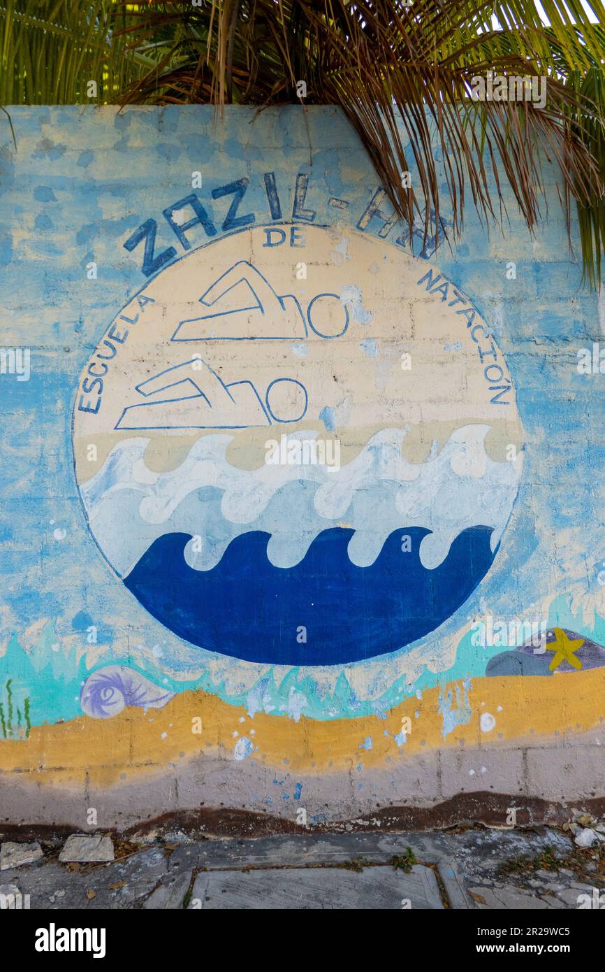 Schild für die Zazil-Ha Schwimmschule im Centro-Viertel von Merida Yucatan Mexiko Stockfoto