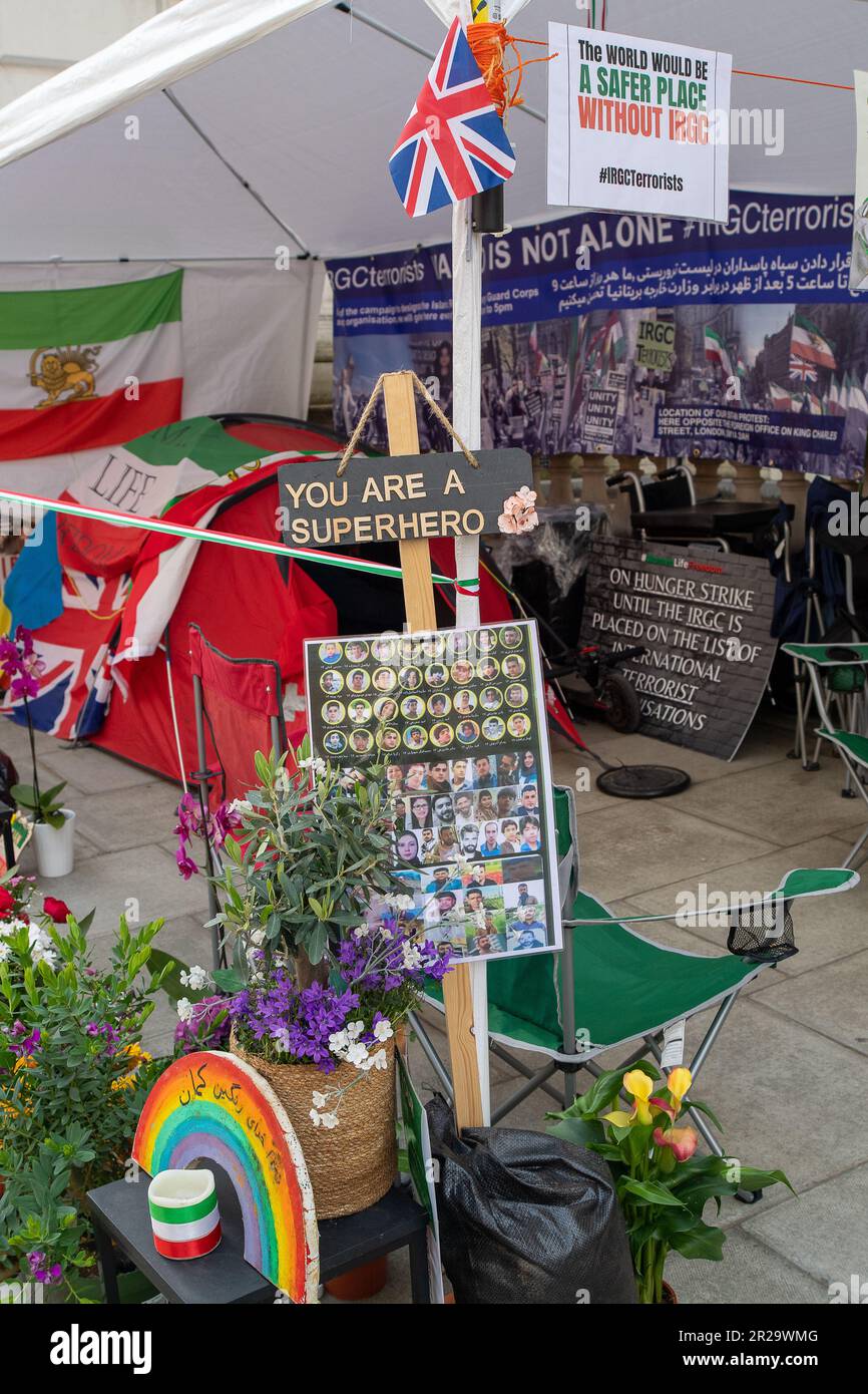 London, Großbritannien. 17. Mai 2023. Der Demonstrante Vahid Beheshti hat 72 Tage lang vor dem Auswärtigen Amt in London in Hungerstreik gestreikt und gefordert, dass das Korps der Islamischen Revoluntionsgarde (IRGC) im Iran von der britischen Regierung als terroristische Organisation eingestuft wird. Er befindet sich nun im Krankenhaus und erholt sich von seiner Qual, aber die Kampagne gegen die IRGC außerhalb des Außenministeriums geht weiter. Kredit: DleLife/Alamy Live News Stockfoto