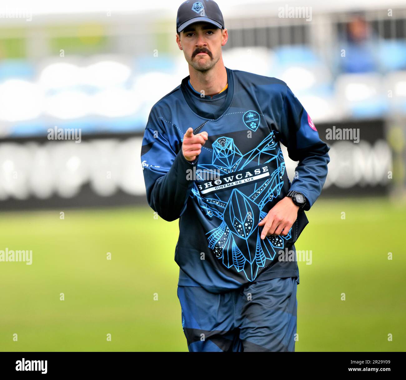 George Scrimshaw aus Derbyshire zeigt während eines zweiten XI T20-Spiels gegen Nottinghamshire auf die Kamera. Stockfoto