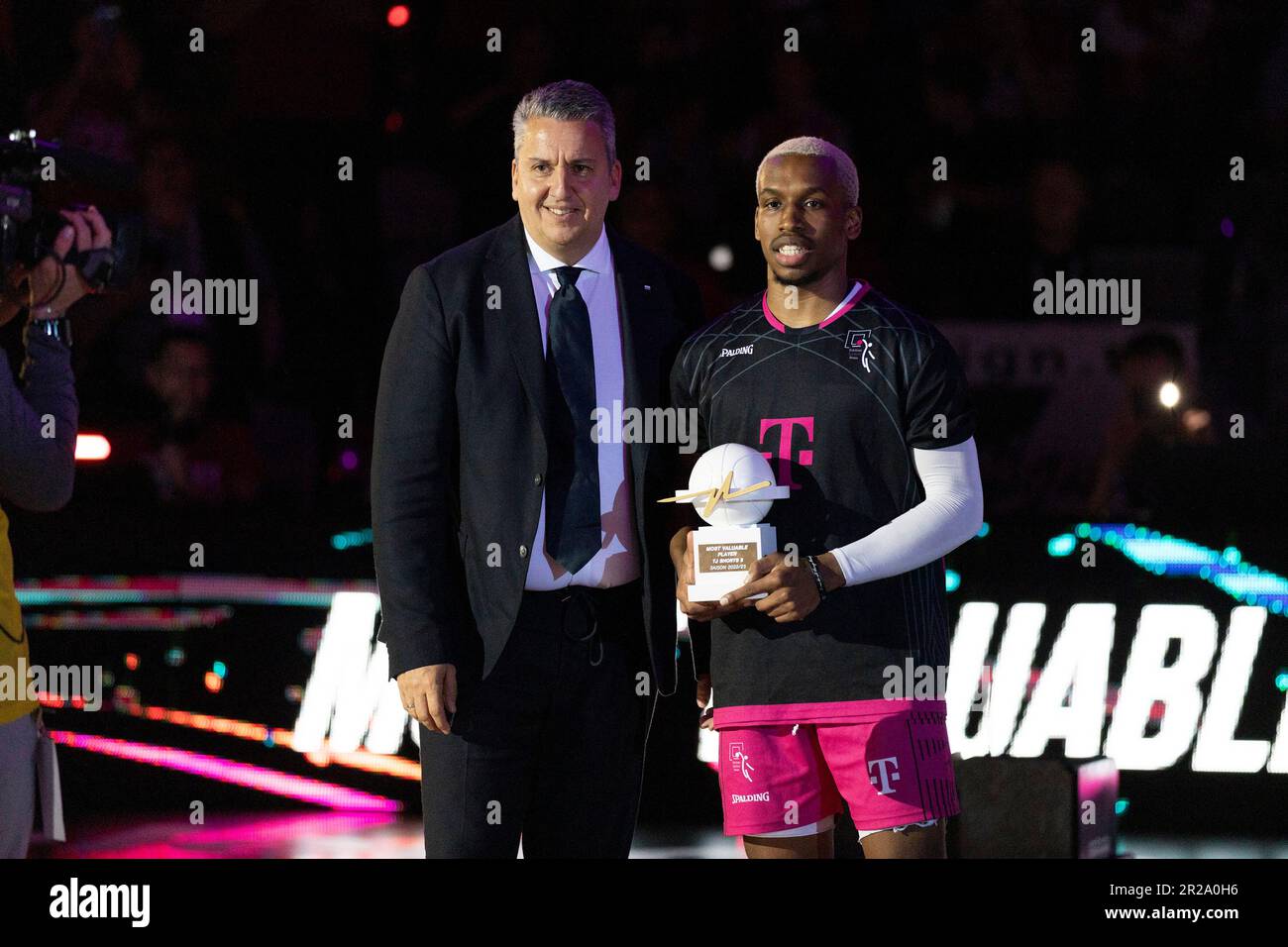 Bonn, Deutschland. 17. Mai 2023. TJ SHORTS II (BON, rechts) erhält die Auszeichnung „Most Precious Player“ (MVP) von BBL Sports Director Jens STAUDENMEYER (links). Vor dem Spiel: Endstand 94:63, Basketball 1. Bundesliga/Telekom Baskets Bonn-NINERS Chemnitz/BON vs CHE/Playoffs Viertelfinale 1., im TELEKOMDOME, am 17. Mai 2023 Gutschrift: dpa/Alamy Live News Stockfoto