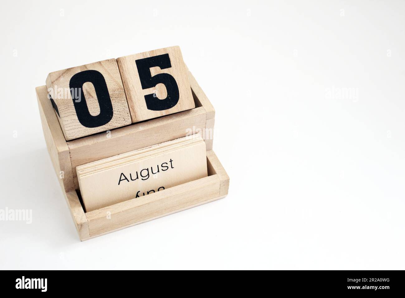 Ewiger Kalender aus Holz, der den 5. August zeigt Stockfoto