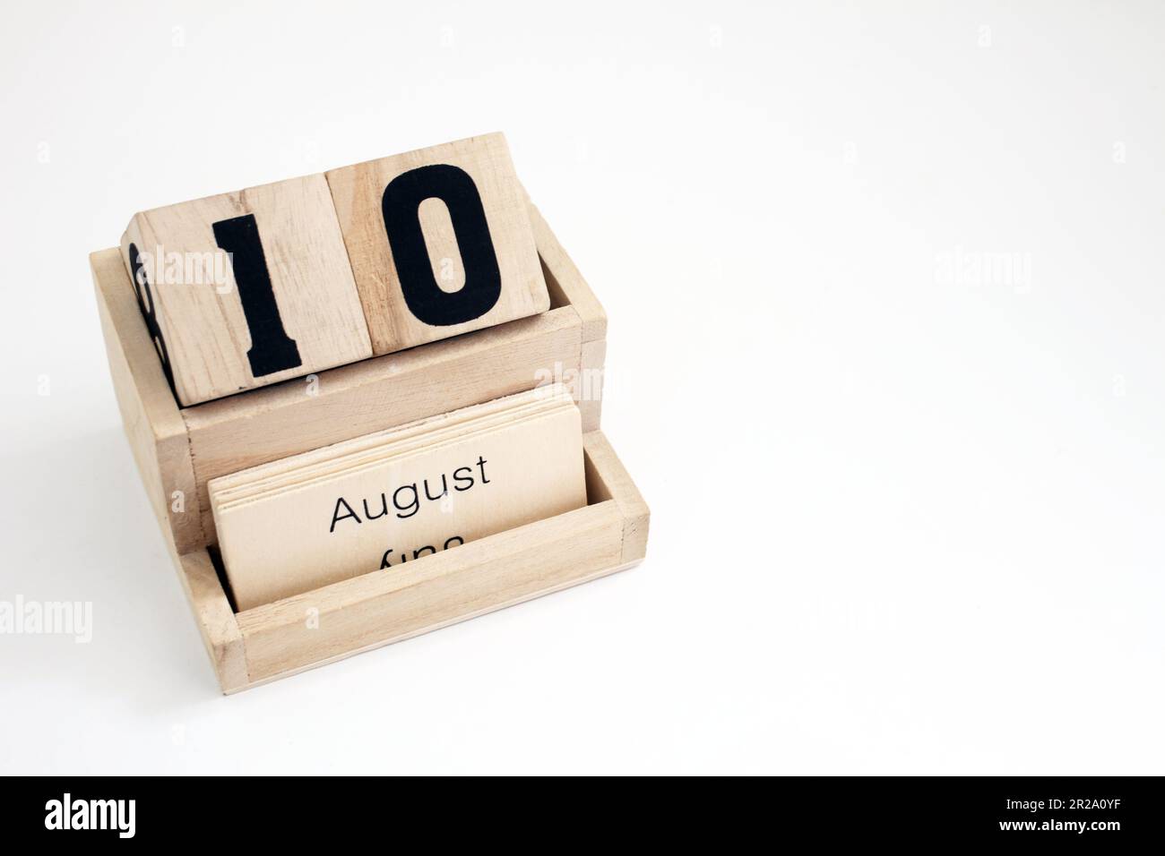 Ewiger Kalender aus Holz, der den 10. August zeigt Stockfoto