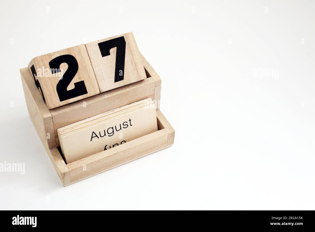 Ewiger Kalender aus Holz, der den 27. August zeigt Stockfoto