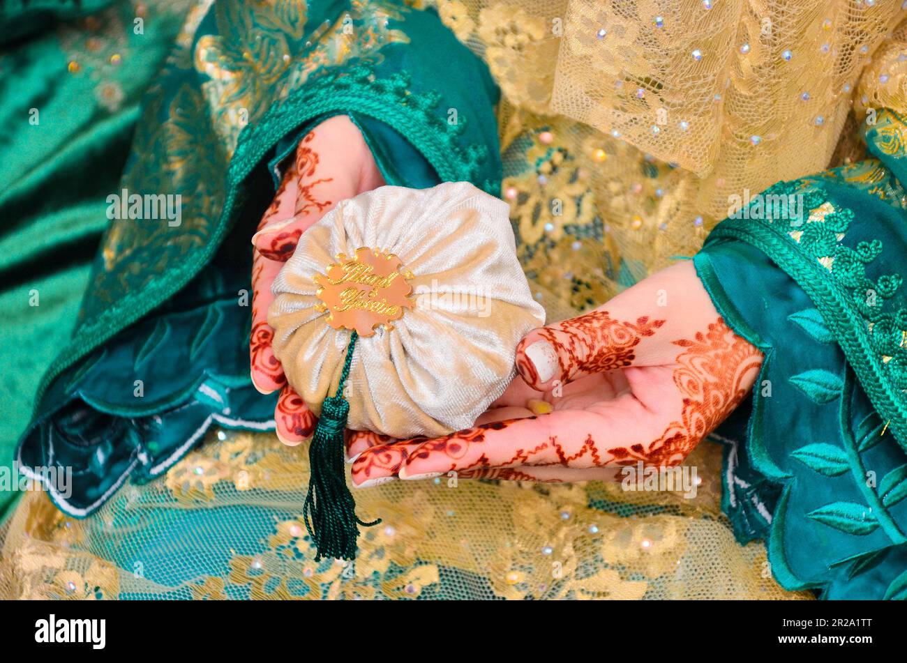 Marokkanische Frau mit traditionellen Henna bemalte Hände Stockfoto