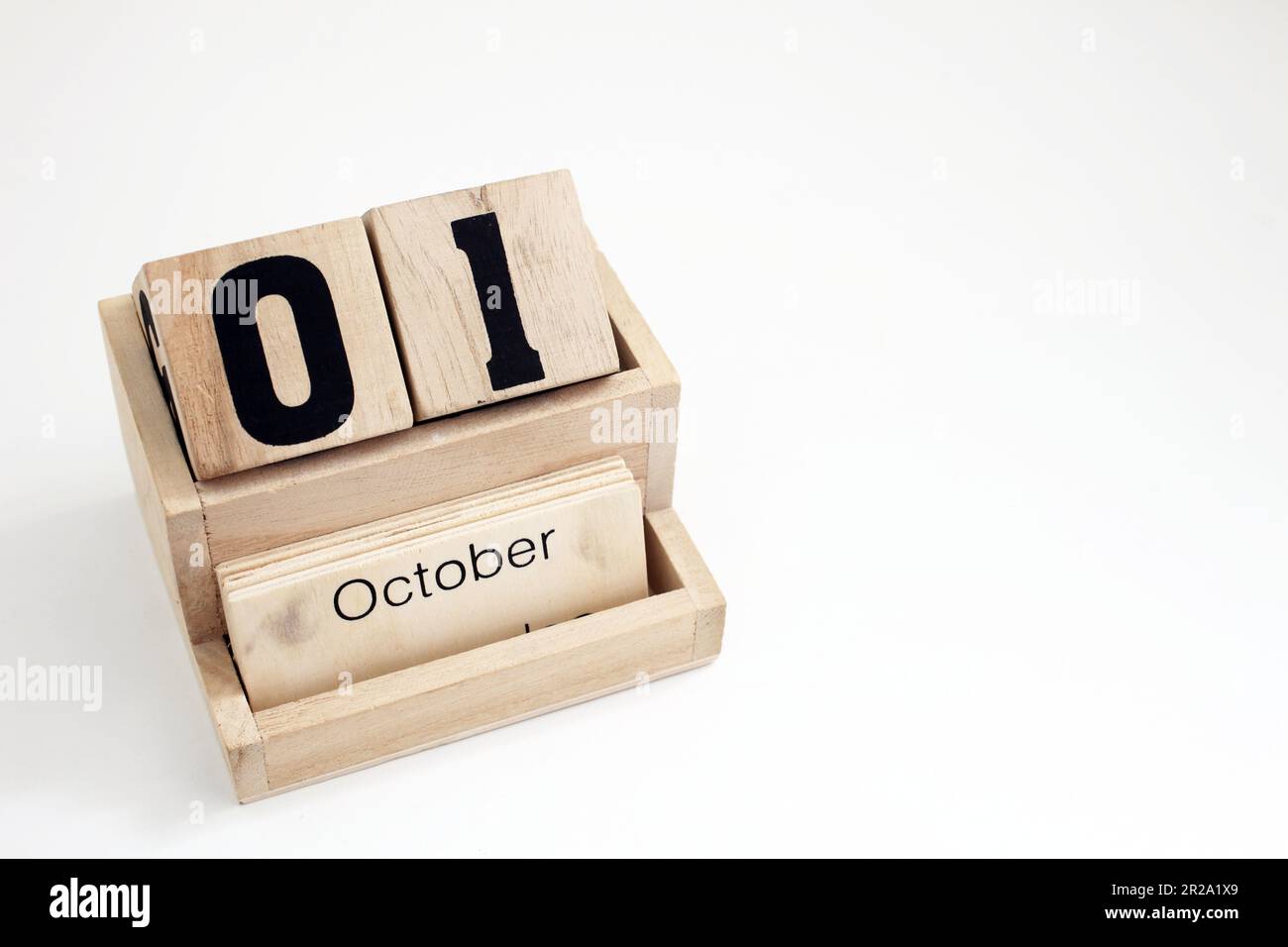Ewiger Kalender aus Holz, der den 1. Oktober zeigt Stockfoto