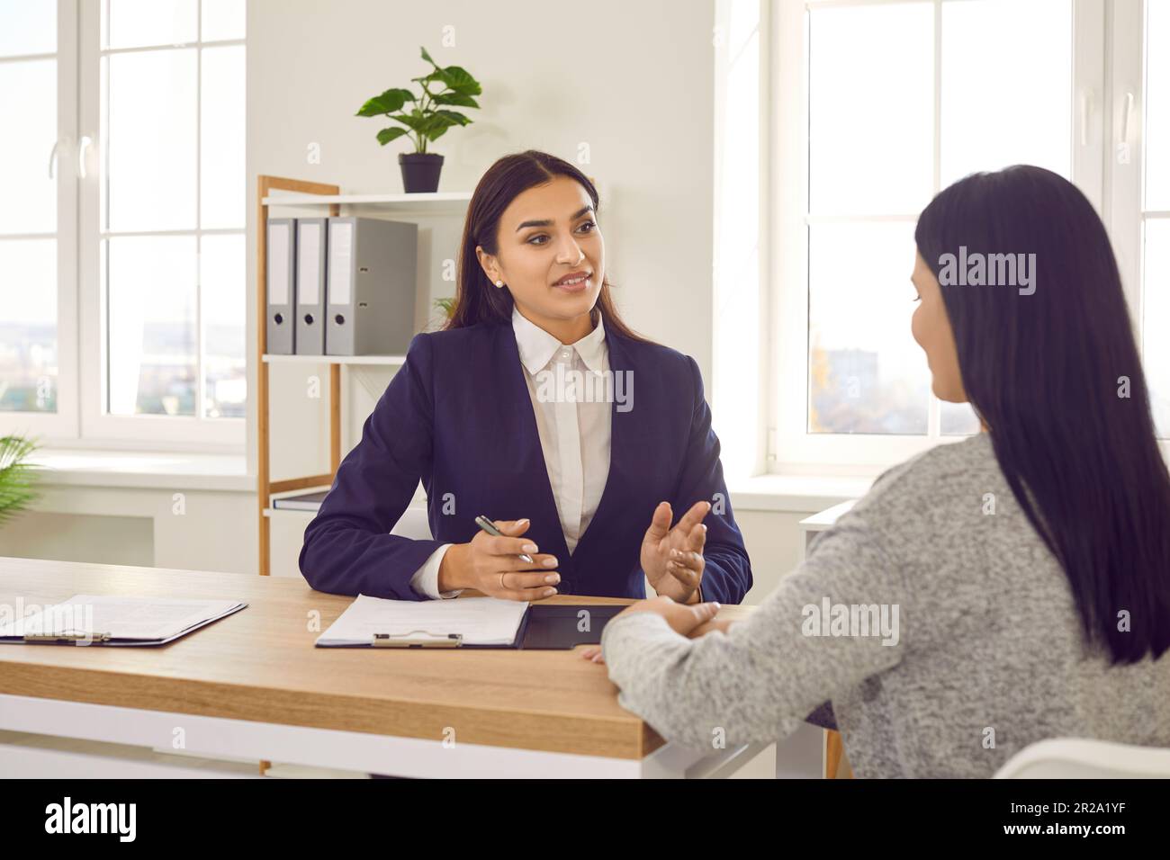 Weibliche einstellende Managerin oder Geschäftsberaterin, die mit einem Kandidaten oder Kunden kommuniziert Stockfoto