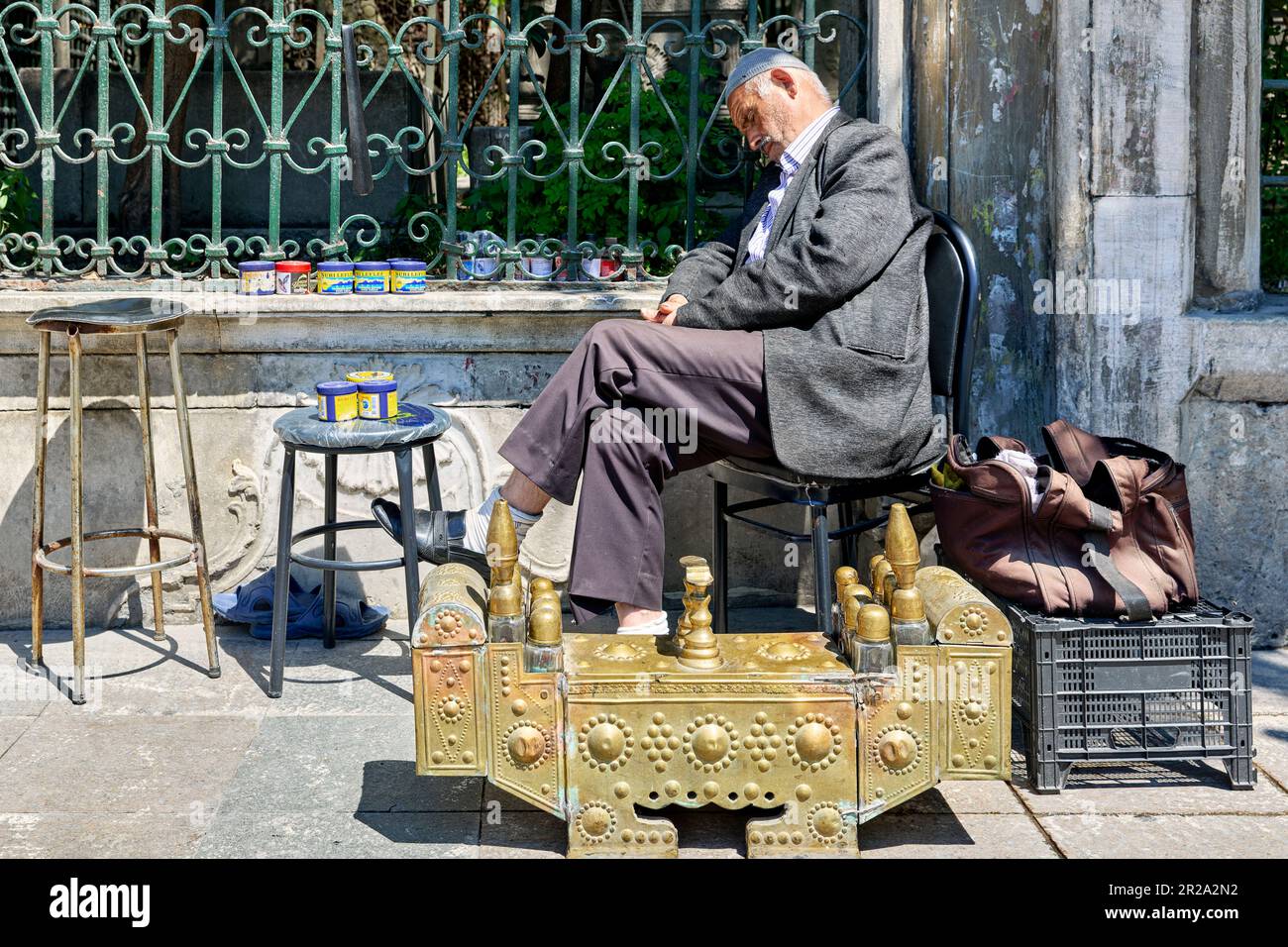 Istanbul Türkei. Ein verschlafener Schuhkragen Stockfoto