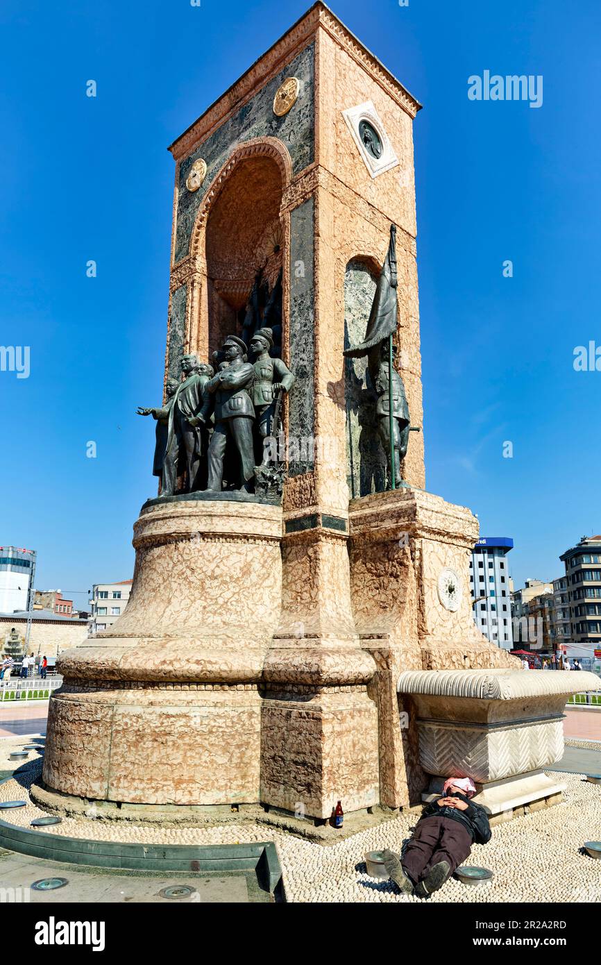 Istanbul Türkei. Das Republic Monument (1928) am Taksim-Platz, das vom italienischen Bildhauer Pietro Canonica gestaltet wurde. Stockfoto