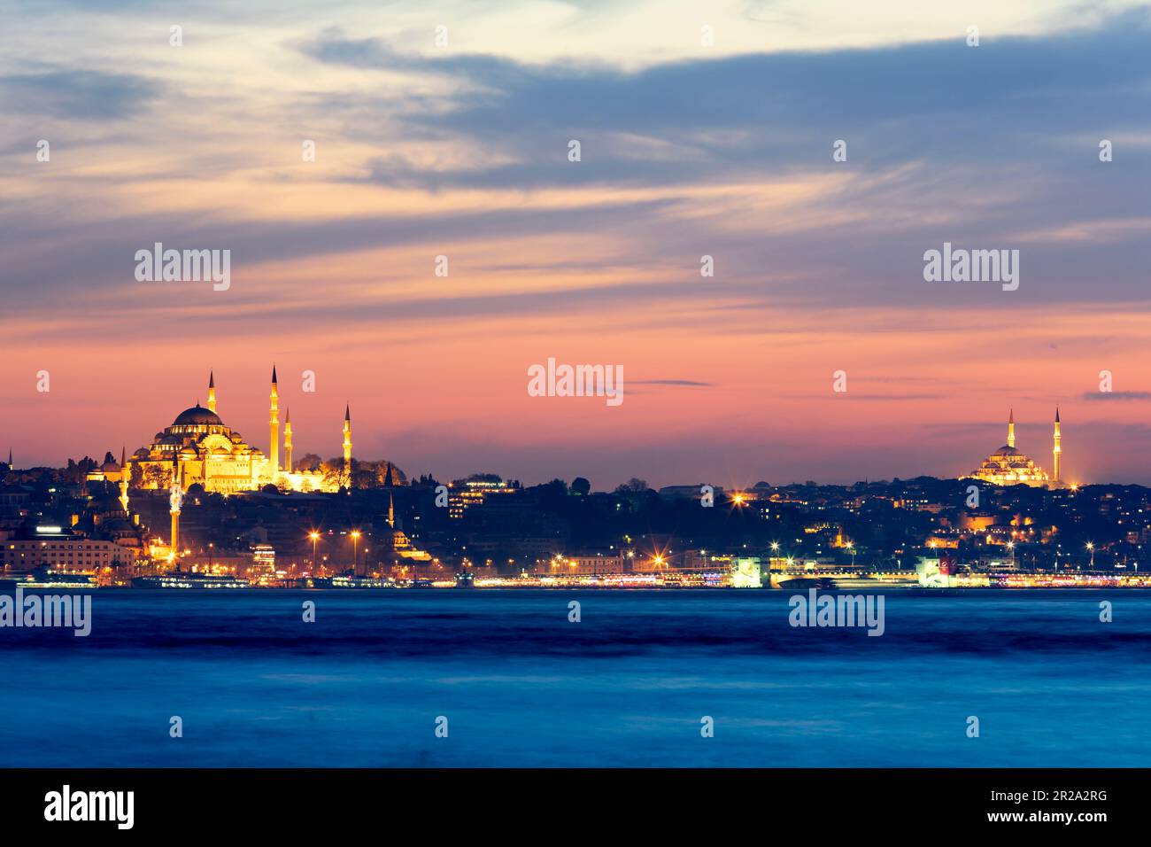 Istanbul Türkei. Die Süleymaniye Moschee und die Hagia Sophia bei Sonnenuntergang Stockfoto
