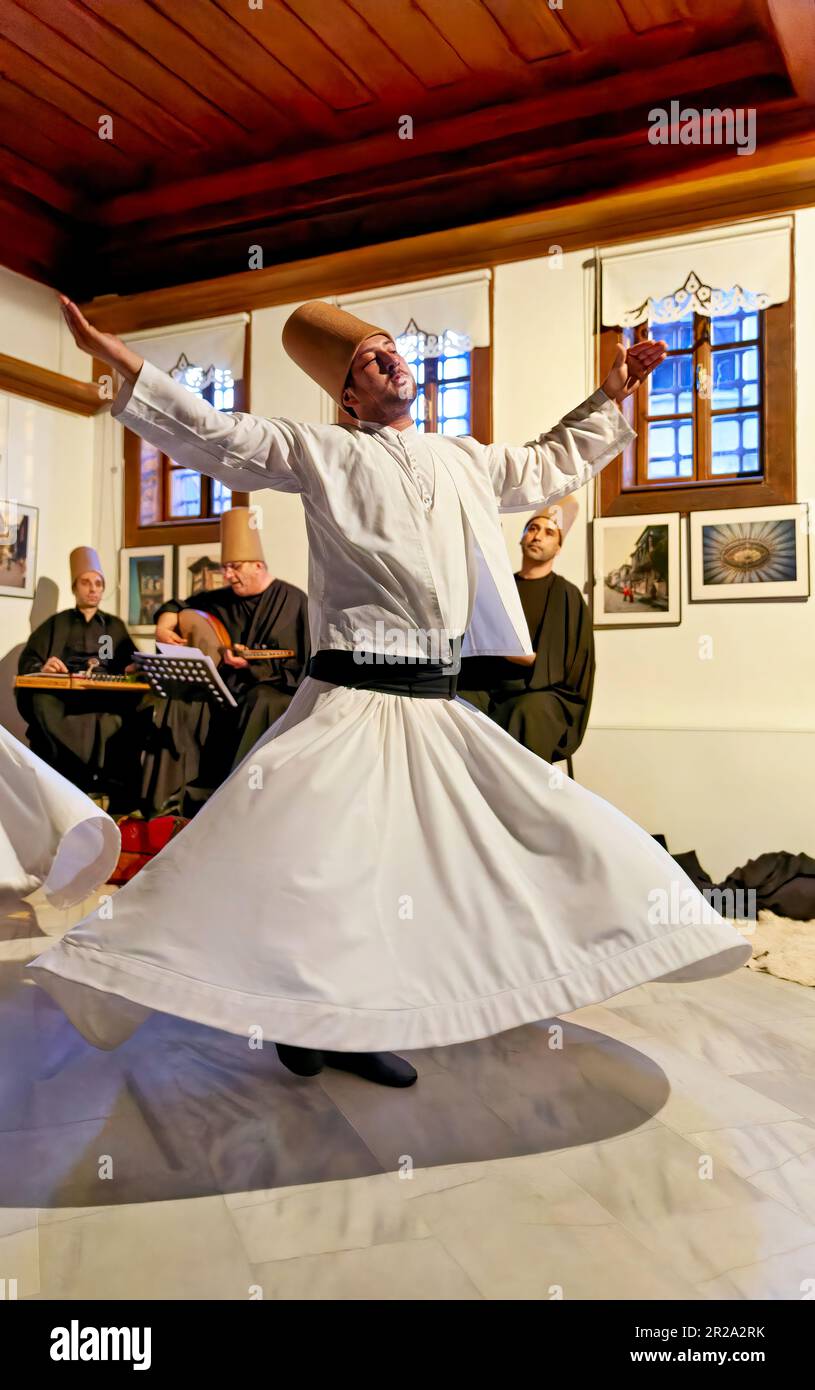 Istanbul Türkei. Wirbelnde Derwische während einer sufi-wirbelnden Darbietung Stockfoto