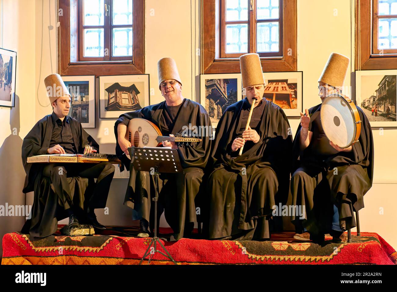 Istanbul Türkei. Musikinstrumente während einer sufi-Wirbelshow spielen Stockfoto