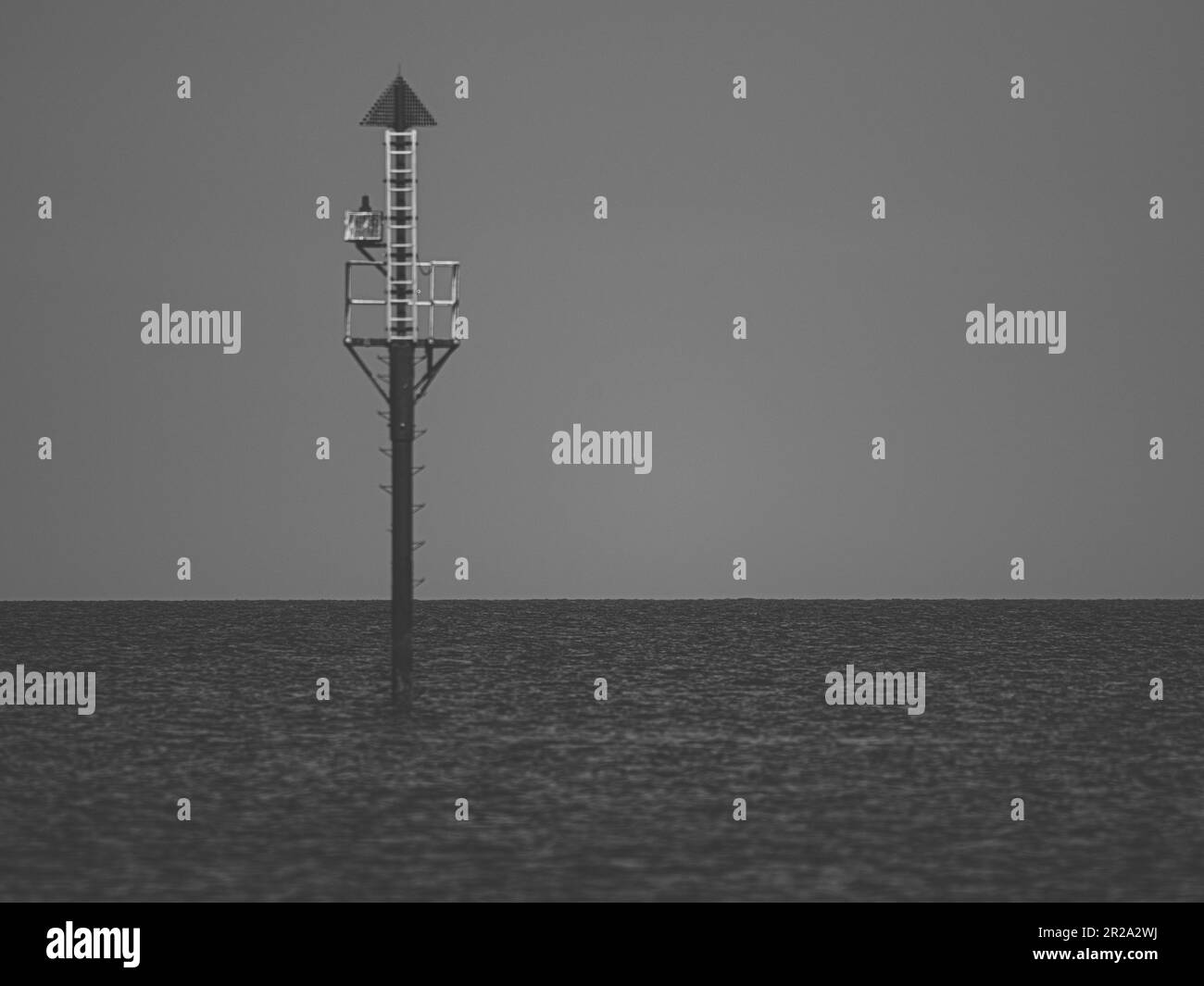 Leasowe Bay - ein Kormoran, der eine einsame Wache vom Turm hält Stockfoto