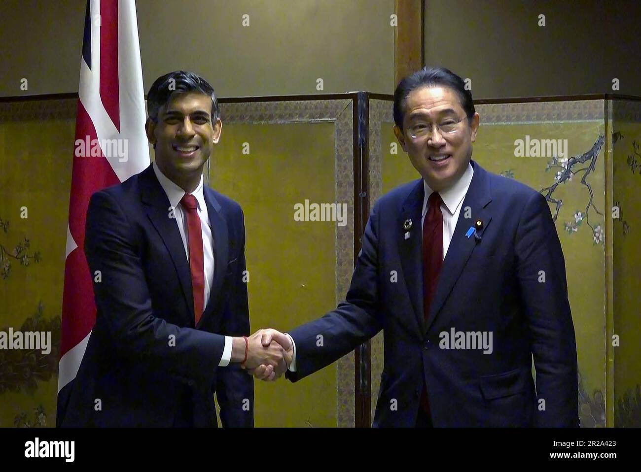 Der britische Premierminister Rishi Sunak, Linke, trifft sich mit Fumio Kishida, Japans Premierminister, vor dem Gipfel der Gruppe der sieben (G7) Staats- und Regierungschefs am Donnerstag, den 18. Mai 2023 in Hiroshima, Japan. Die Mitglieder der G7 - USA, Kanada, Frankreich, Deutschland, Japan, Das Vereinigte Königreich und Italien treffen sich am Donnerstag in der japanischen Stadt Hiroshima zu einem jährlichen Gipfel. Die führenden Politiker werden sich auf Russlands Krieg gegen die Ukraine, Chinas aufstrebende Macht und Einfluss, nukleare Abrüstung, künstliche Intelligenz, Klimawandel und wirtschaftliche Sicherheit konzentrieren. Foto: Pressestelle des japanischen Premierministers/UPI Stockfoto