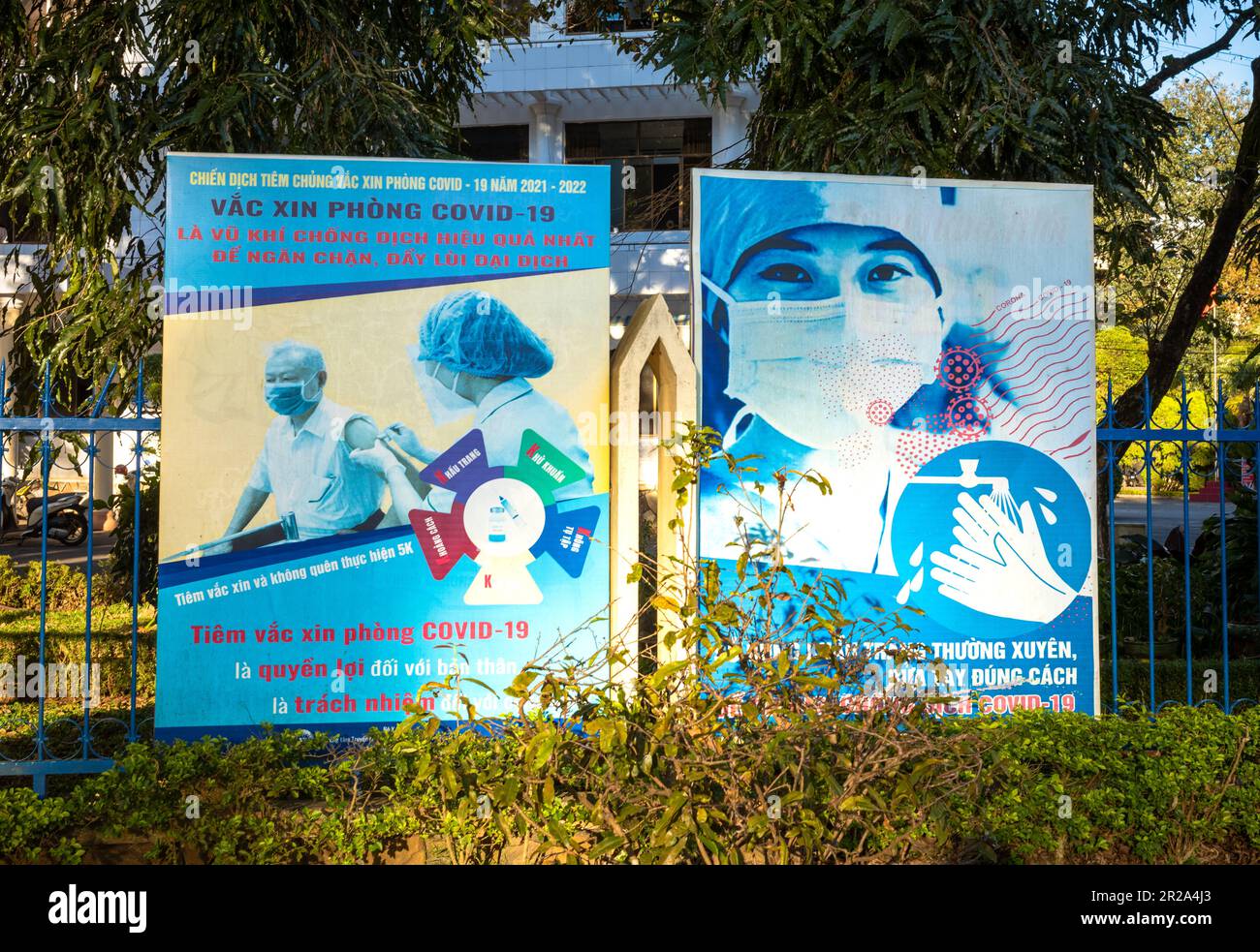 Informationsposter zur öffentlichen Gesundheit, die die Unparteilichkeit von Impfungen und Hadenküken im Kampf gegen COVID-19, die globale Pandemie, hervorheben. Stockfoto