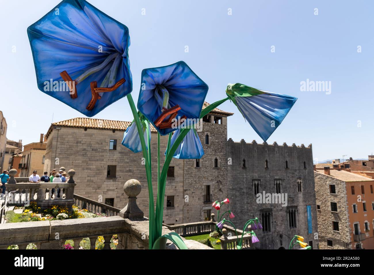 Girona Flower Show 2023 - Temps de Flors - Blumenausstellungen im historischen mittelalterlichen Viertel der katalanischen Stadt in Spanien vom 13-22. Mai 2023 Stockfoto