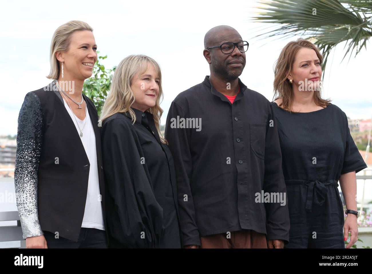 Cannes, Frankreich, 18. Mai 2023. Anna Smith-tenser, Bianca Stigter, Steve McQueen und Floor Onrust beim Fototermin für den Film Occupished City beim Cannes Film Festival 76. Foto: Doreen Kennedy/Alamy Live News. Stockfoto