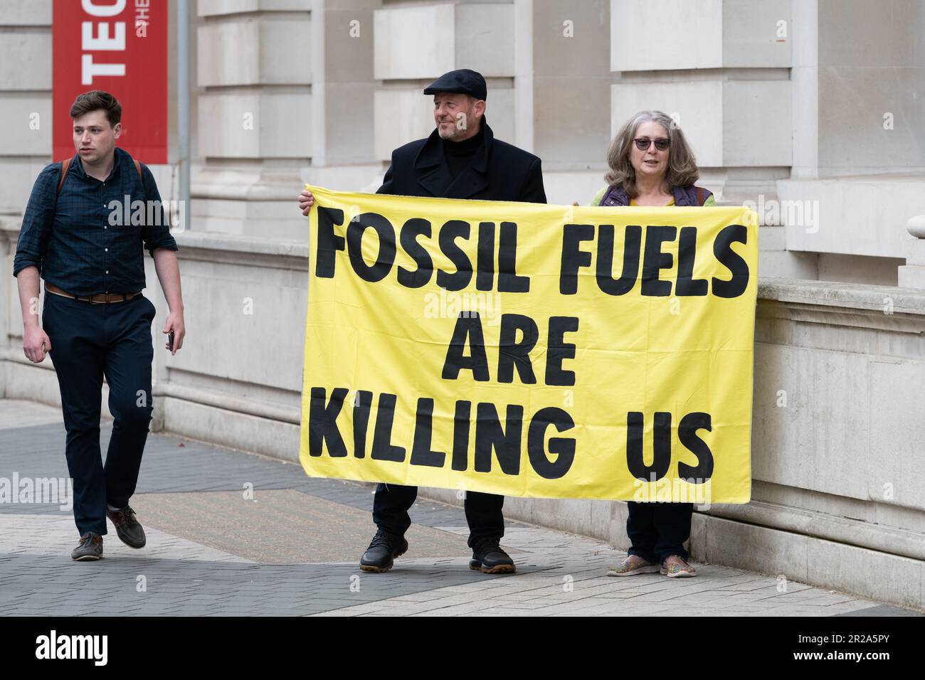 Klimaschutzaktivisten halten während eines Protests gegen die Förderung fossiler Brennstoffe durch das Londoner Wissenschaftsmuseum ein Banner mit der Aufschrift „Fossil Fuels töten uns“. Stockfoto