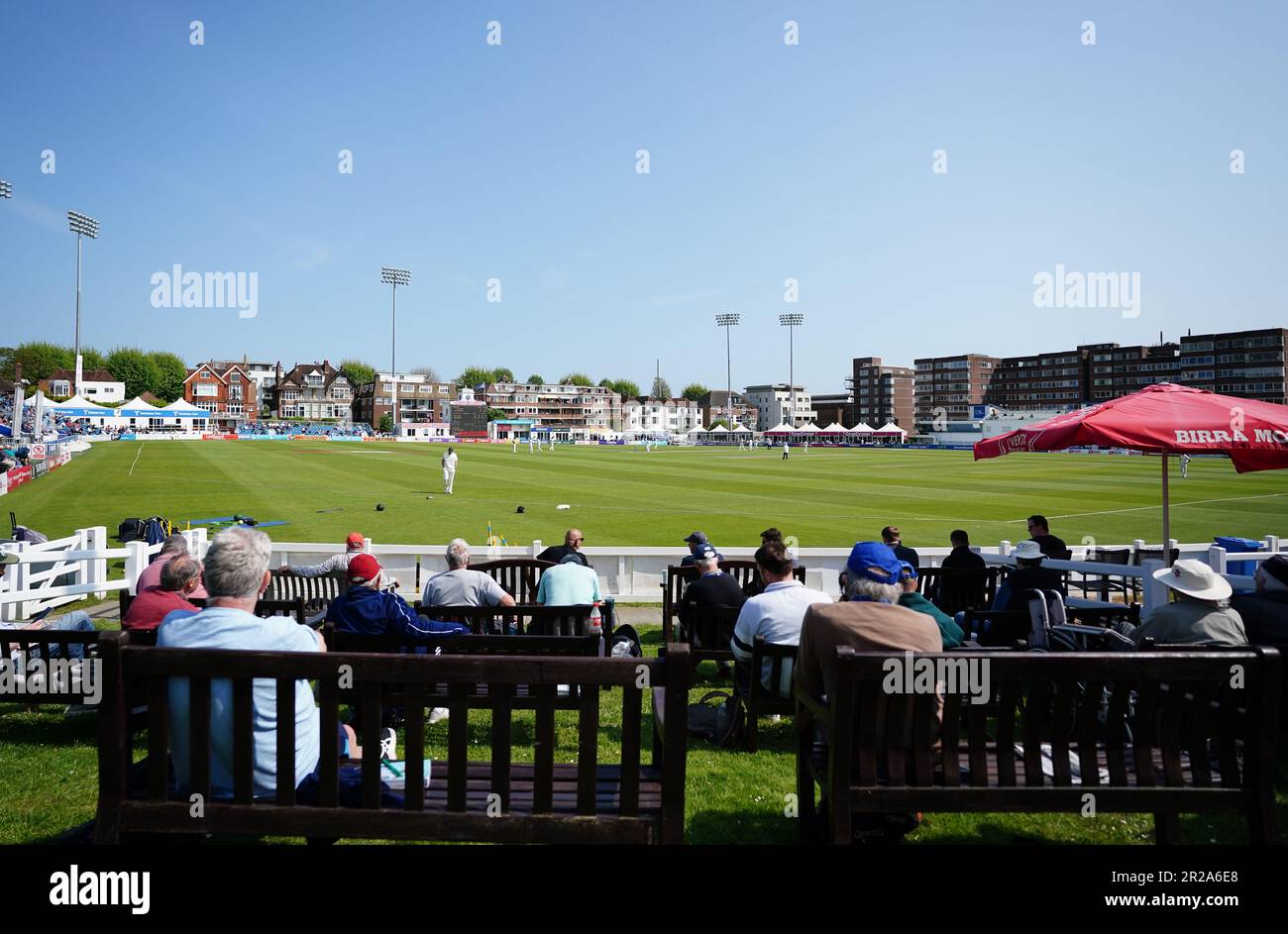 Am ersten Tag des Spiels LV= Insurance County Championship im Central County Ground, Hove, 1. sehen Fans die Action. Foto: Donnerstag, 18. Mai 2023. Stockfoto