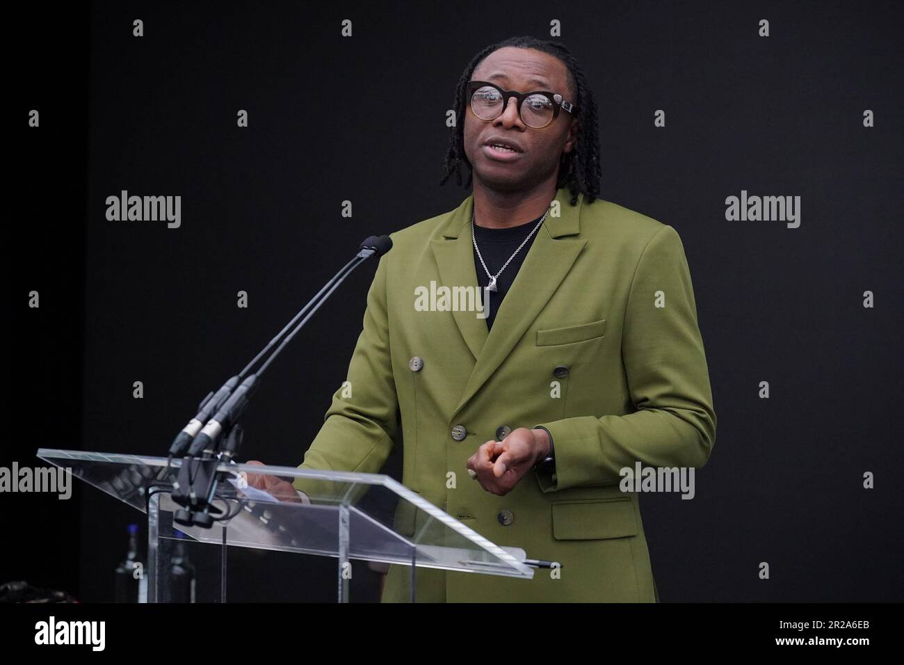 Foday Dumbuya, Gründer und Creative Director von LABRUM London, Gewinner des Queen Elizabeth II Design Award, spricht auf einer besonderen Branchenveranstaltung, die vom British Fashion Council (BFC) in den 180 Studios, London, ausgerichtet wird. Foto: Donnerstag, 18. Mai 2023. Stockfoto