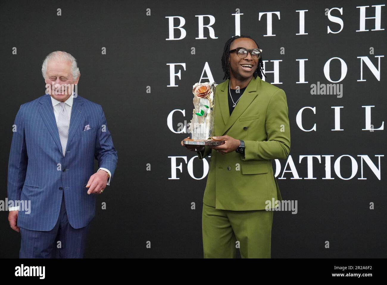 König Charles III. (Links), nachdem er Foday Dumbuya, Gründer und kreativer Direktor VON LABRUM London, während einer Sonderveranstaltung des British Fashion Council (BFC) in den 180 Studios, London, mit dem Queen Elizabeth II Design Award ausgezeichnet hat. Foto: Donnerstag, 18. Mai 2023. Stockfoto