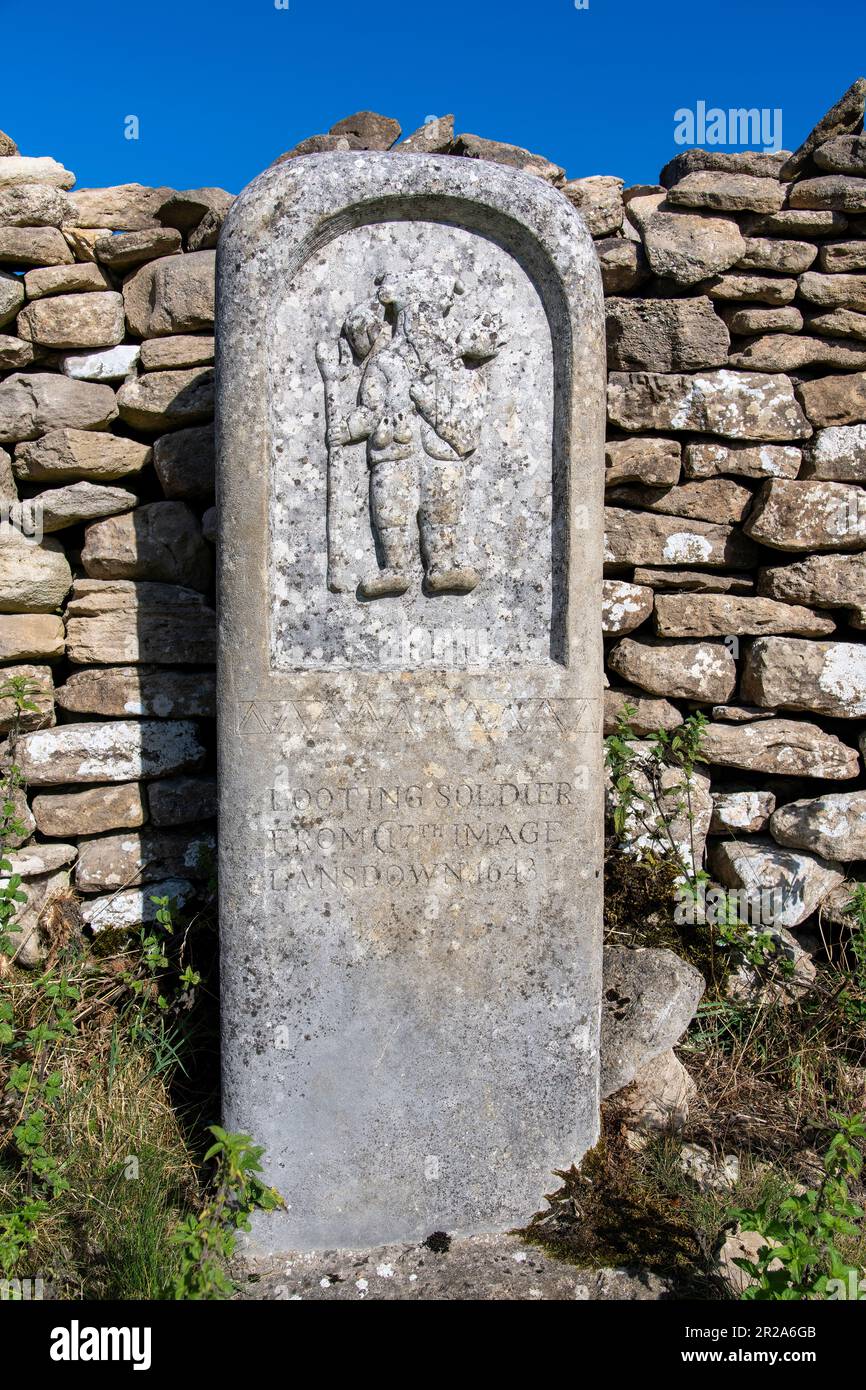 Nahaufnahme von Stein und Schlachtfeldmarkierung am Lansdowne Hill vor einer Steinmauer in den Cotswolds, wo die erste englische Bürgerkriegsschlacht in Lansdown stattfand Stockfoto