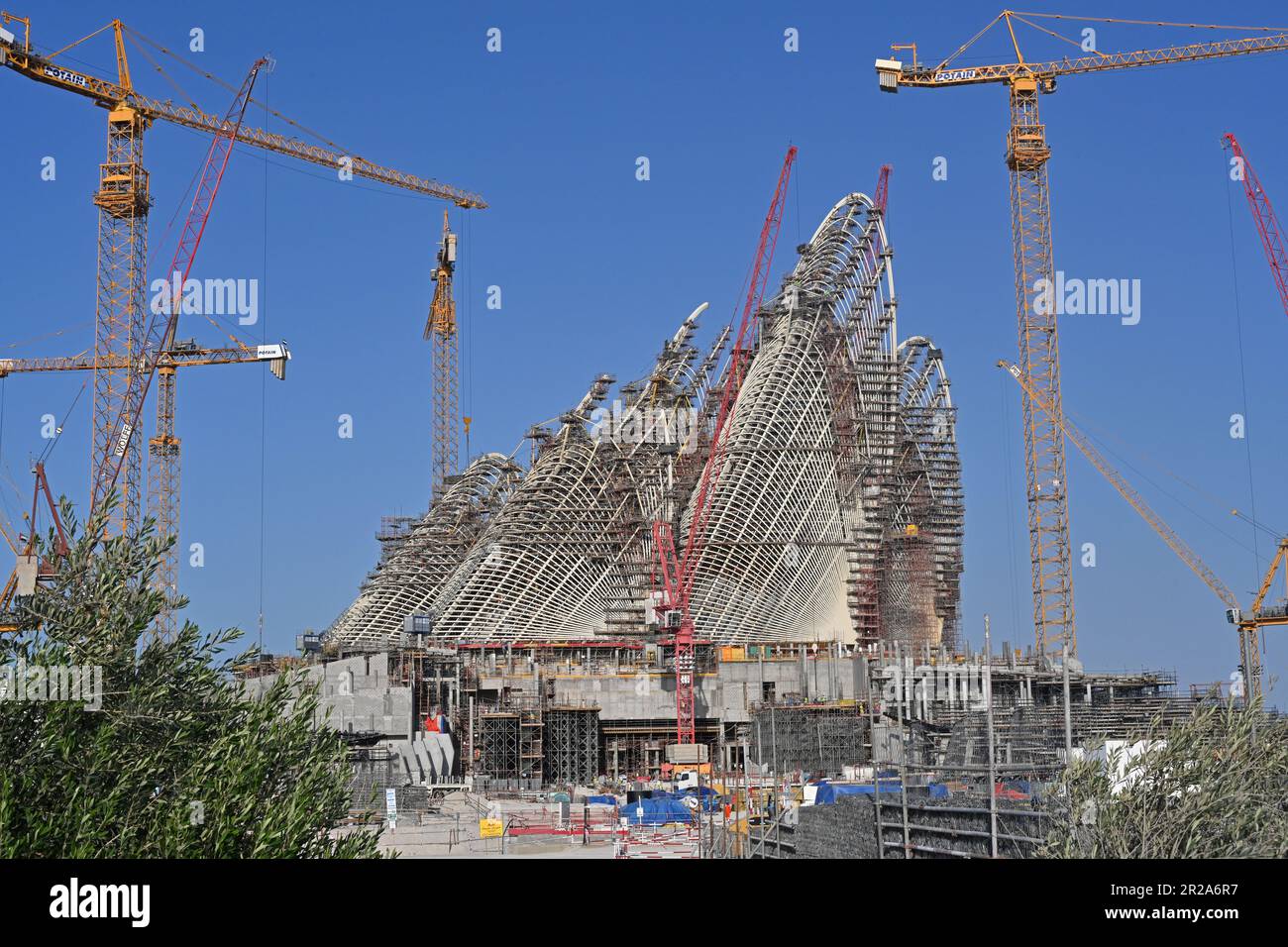 Bau falkförmiger Türme des Zayed National Museum auf Al Saadiyat Island, Kulturviertel. Das Museum ist nach Scheich Zayed bin benannt Stockfoto