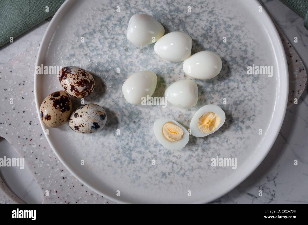 Die gekochten Eier liegen auf dem Teller, auf dem Brett. Nützliche und leckere Zutat. Stockfoto