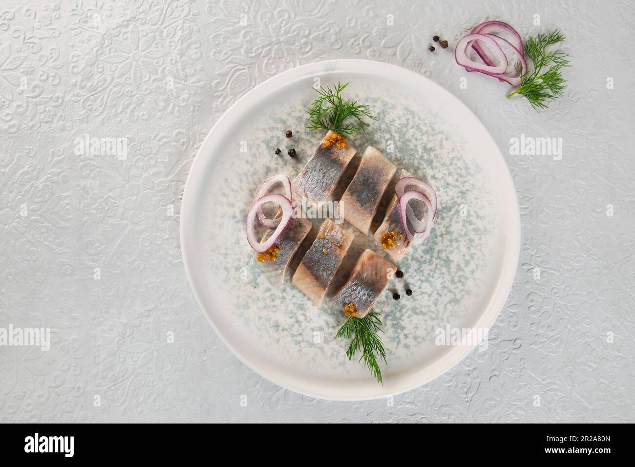 Gesalzener Hering. Meeresfrüchte. Nützliches, köstliches Essen. Schöne Speisepräsentation. Stockfoto