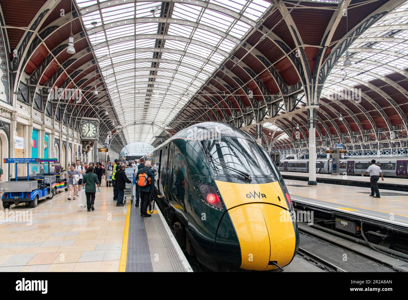 London, England - August 2022; Blick auf die Bahnsteige mit wartenden Zügen von Paddington Station mit Architektur im viktorianischen Stil Stockfoto